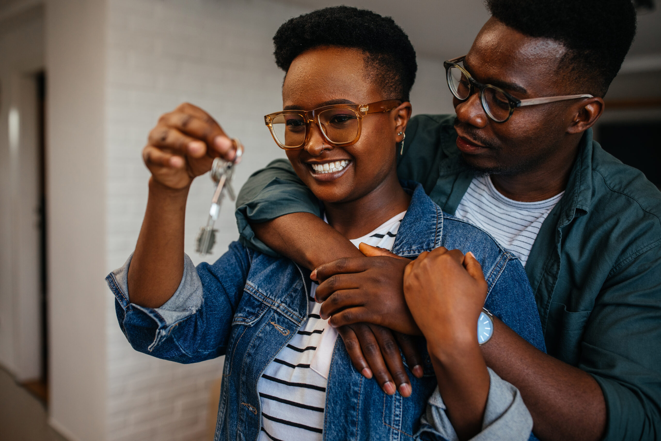 continental-wellness-center-transitional-housing-couple-holding-the-keys-of-their-temporary-house